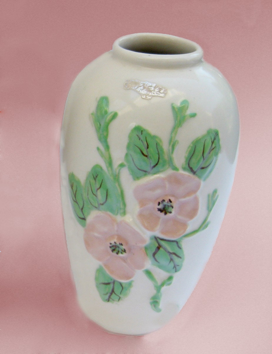 Hull Art Pottery Rosella Vase R-2-5  - Soft Pink Dogwood Rose Blossoms on Cream Ivory with Mint Green Leaves - Homey Art Deco 30s 40s Decor