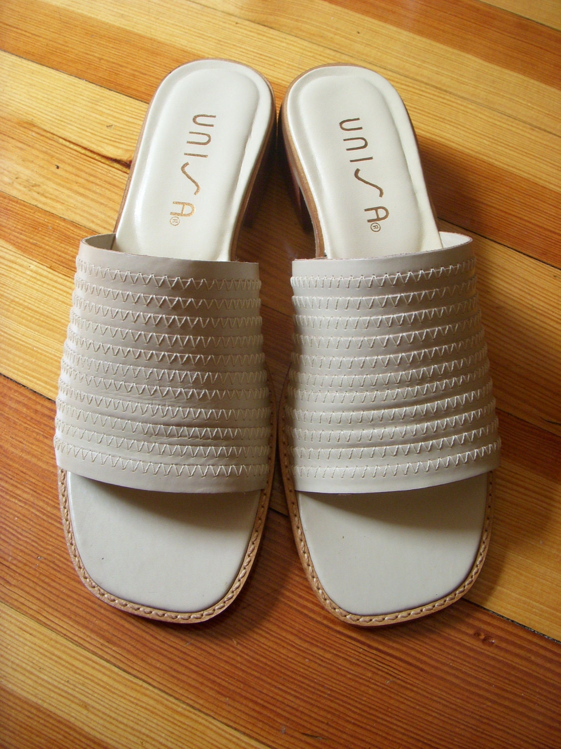 SALE Vintage Never Worn Unisa Mules Slides Sandals Ladies Size 8 Leather Beige Casual Made in Brazil