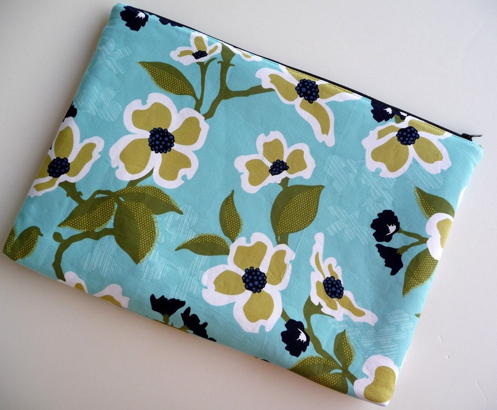 15 inch Laptop Sleeve, Padded Laptop Sleeve, Laptop cover, Laptop case fits MacBook Pro - Dogwood bloom in Pond