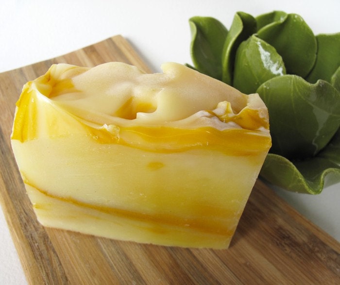 LEMON BUTTERCUP - Handcrafted Castile Soap Bar with Lemon Cream Essential Oils