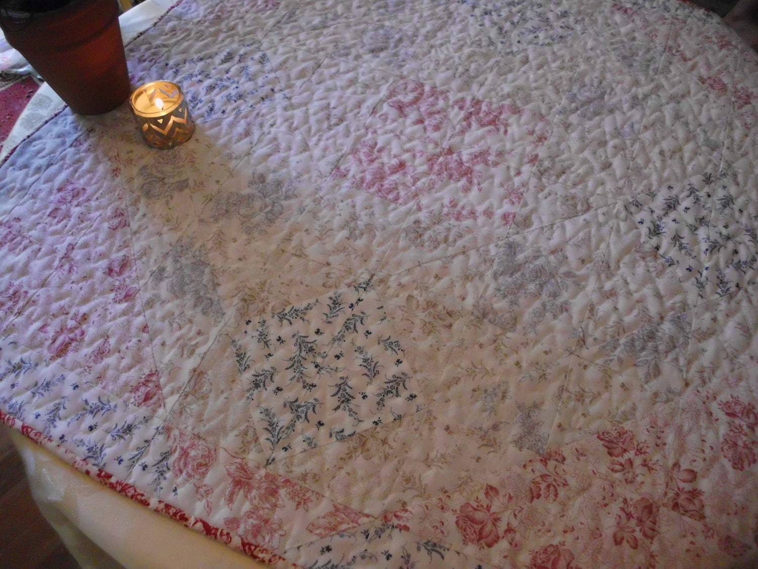 Delicate basket table topper