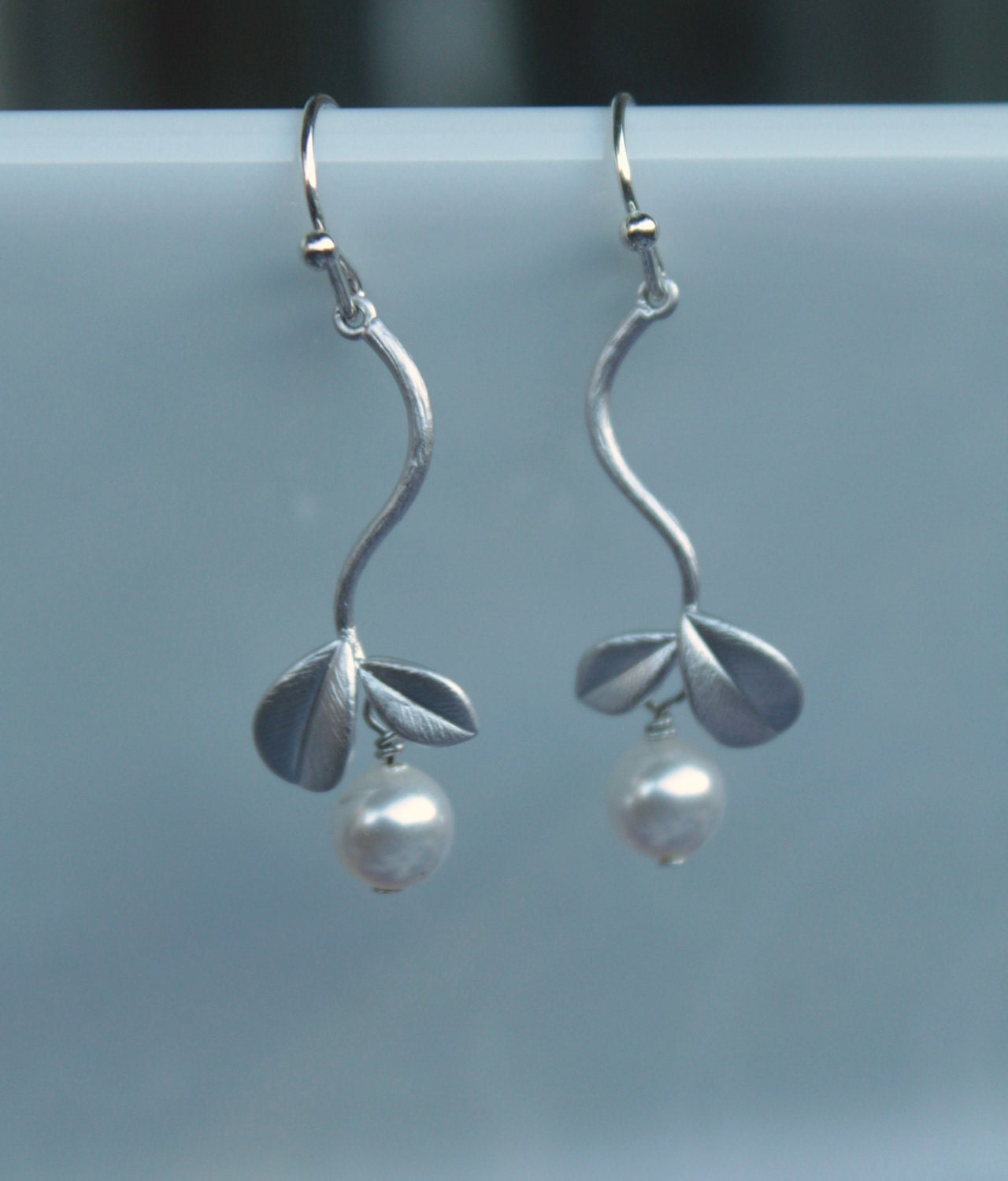 Spring romance - pearl and leaf drop earrings