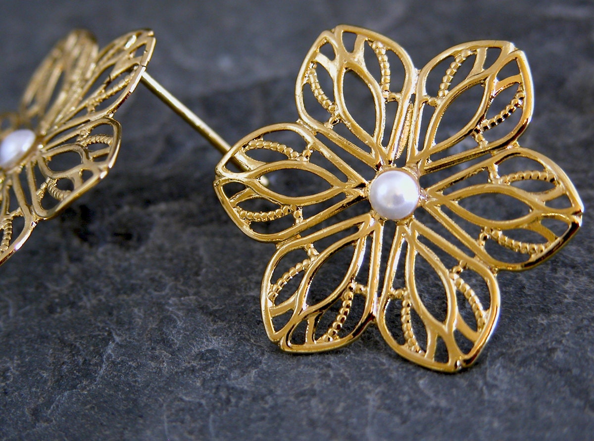Bridal Wedding Party Earrings Elegant white pearl Earrings,Gold Stud Earrings, Lace Wedding Earrings , Gold Flower Stud Earrings With Pearl