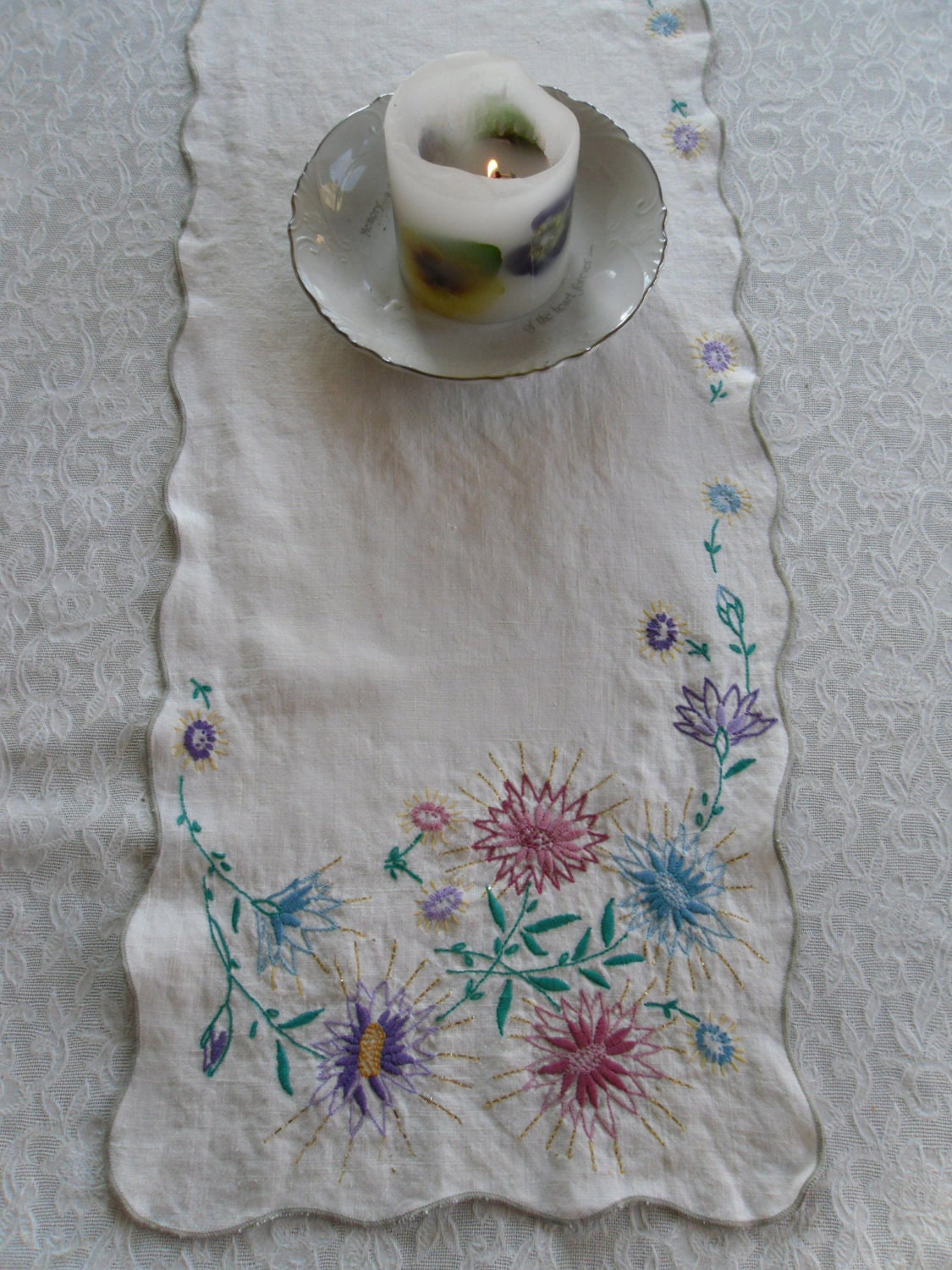SALE. Vintage Table Runner. Bright Floral Embroidery. Linen.