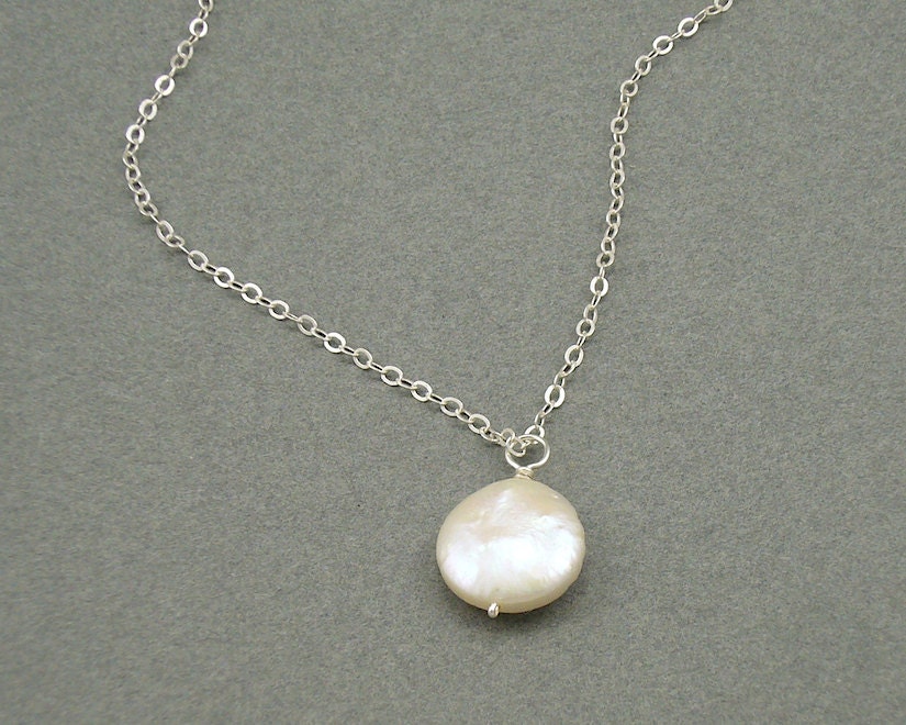 Droplet white pearl necklace