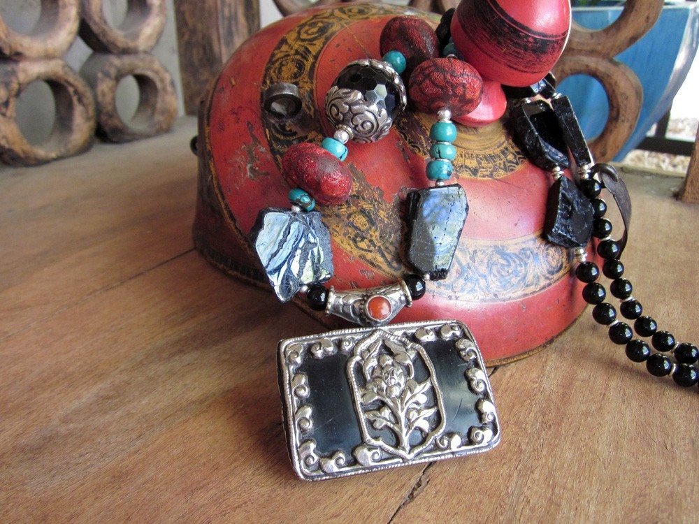 Intrigue necklace