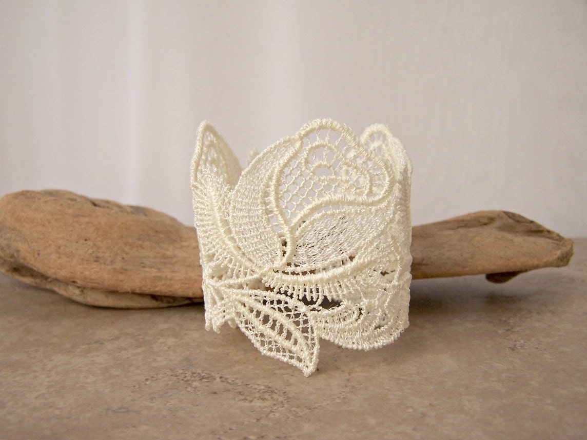 Roses lace bracelet ivory
