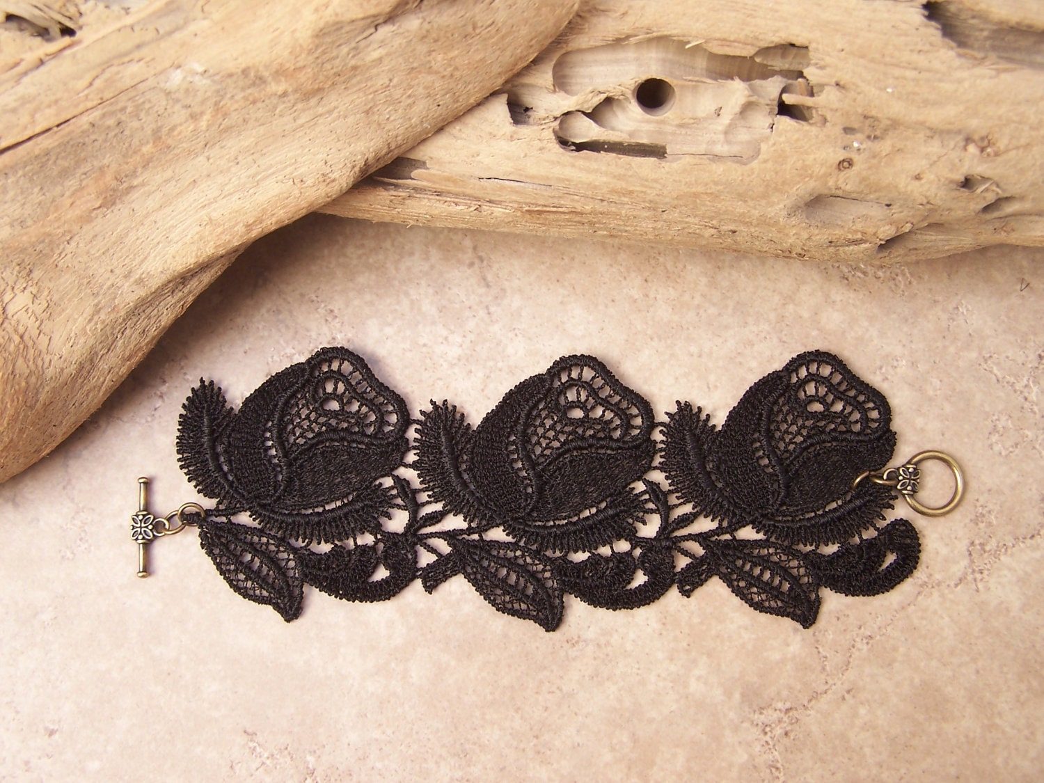 Roses lace bracelet black