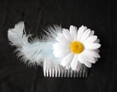 Haircomb with a daisy