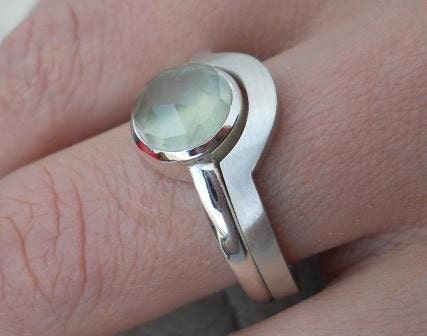 Prehnite ring with fitted band