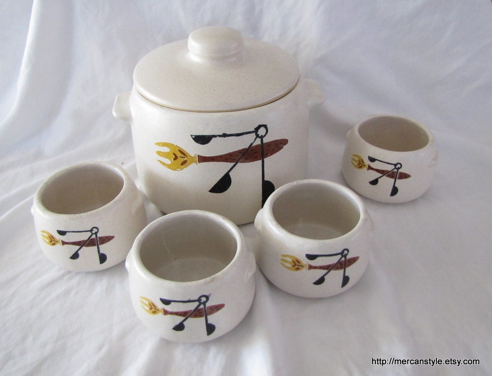Bean Crock and 4 baby crocks Westbend