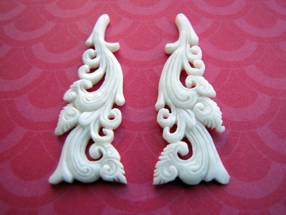 Dekorasi Pair of Carved Bone Cabochons