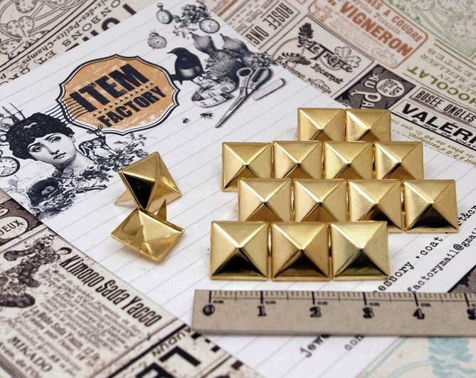 100Pcs 10mm GOLD Pyramid STUDS (PS10002)