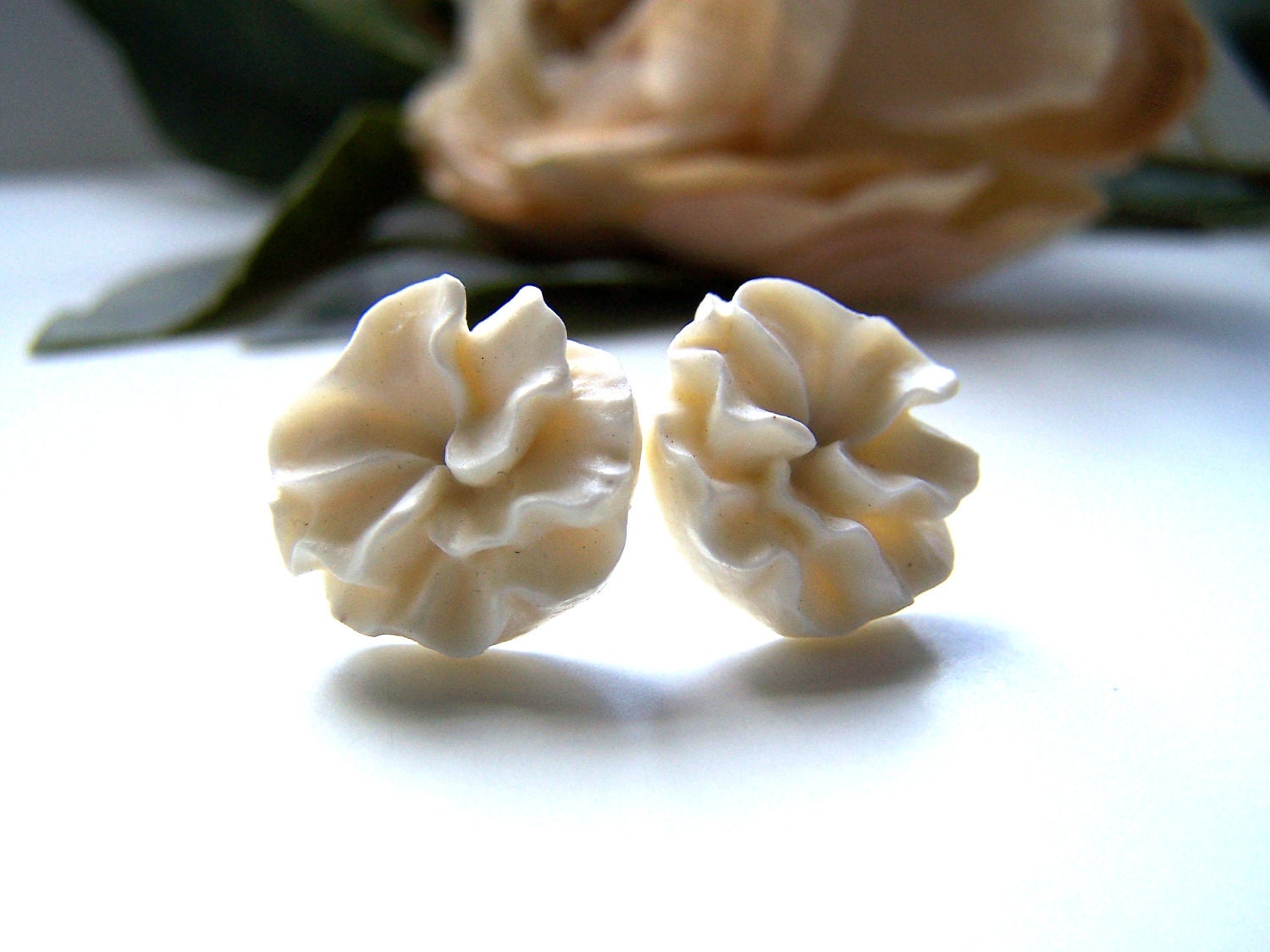 the eggshell victoria earrings.
