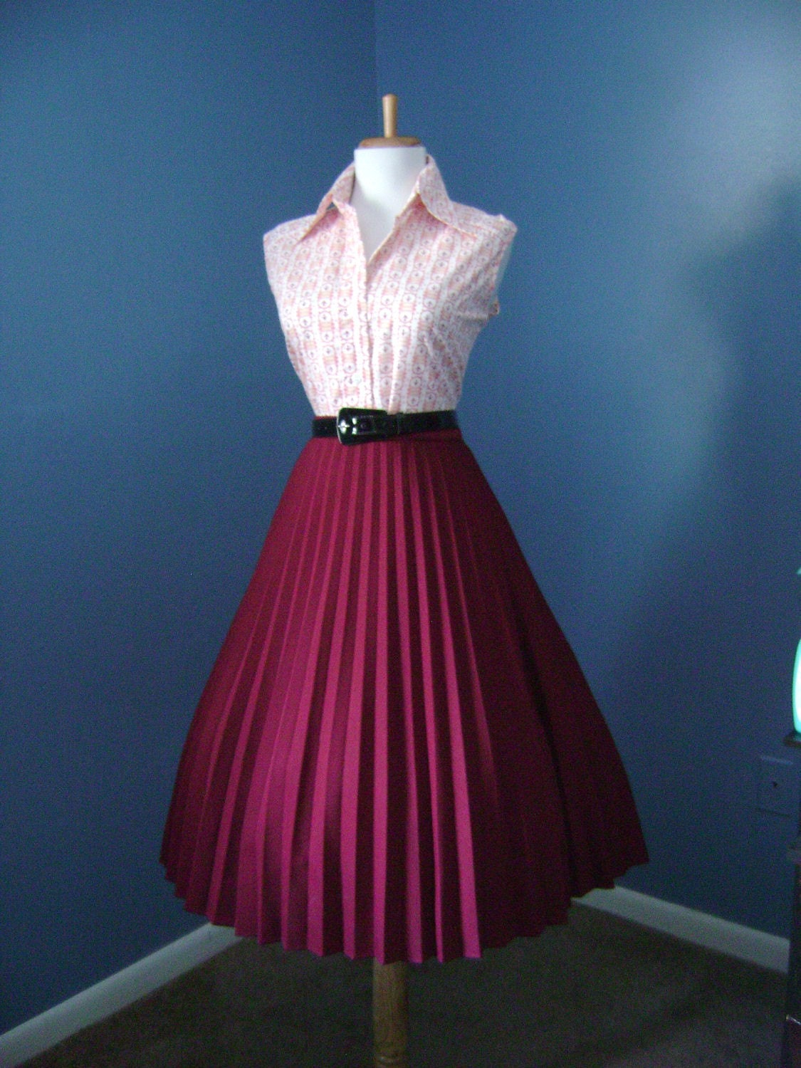 VINTAGE 1950s 1960s Burgundy Maroon Accordion Style Pleated Full Skirt
