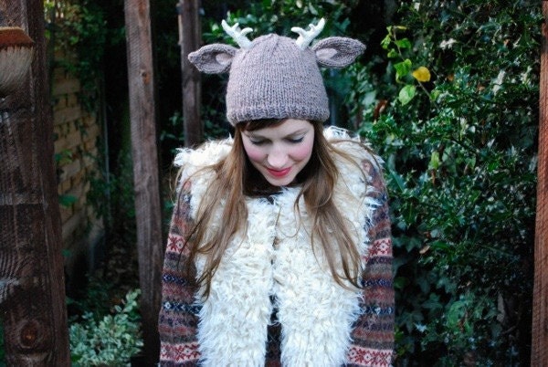 deer with little antlers hat KNITTING PATTERN