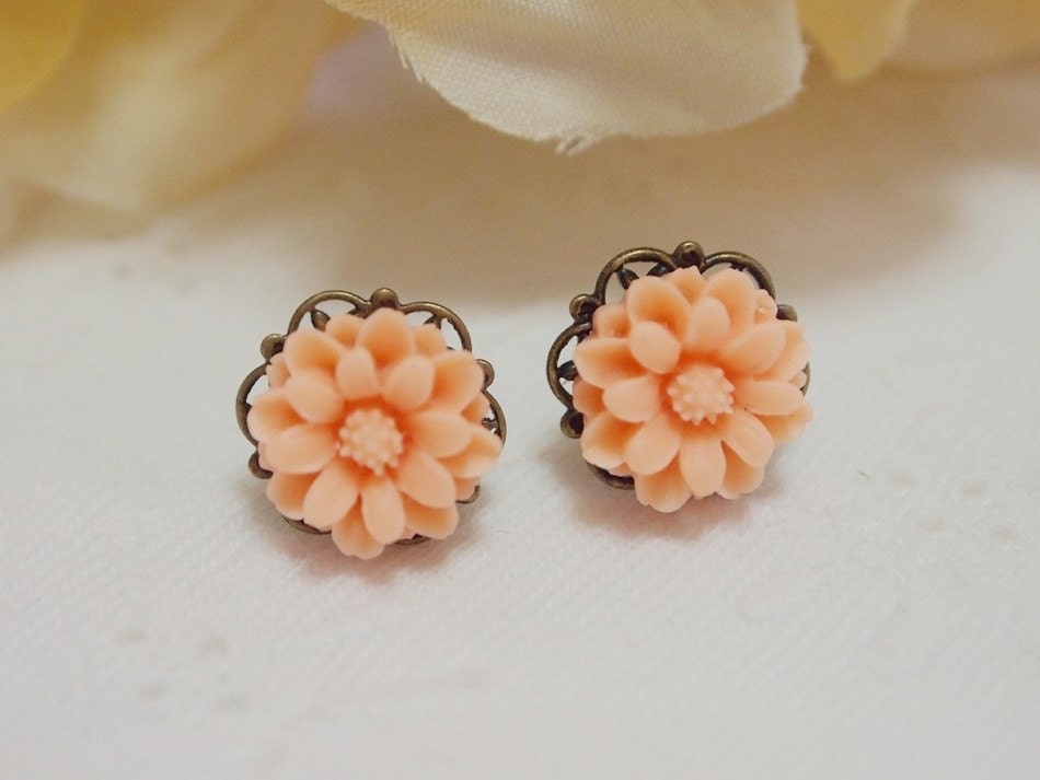 Floral Post Earrings - Peach Marguerite in Light Breeze