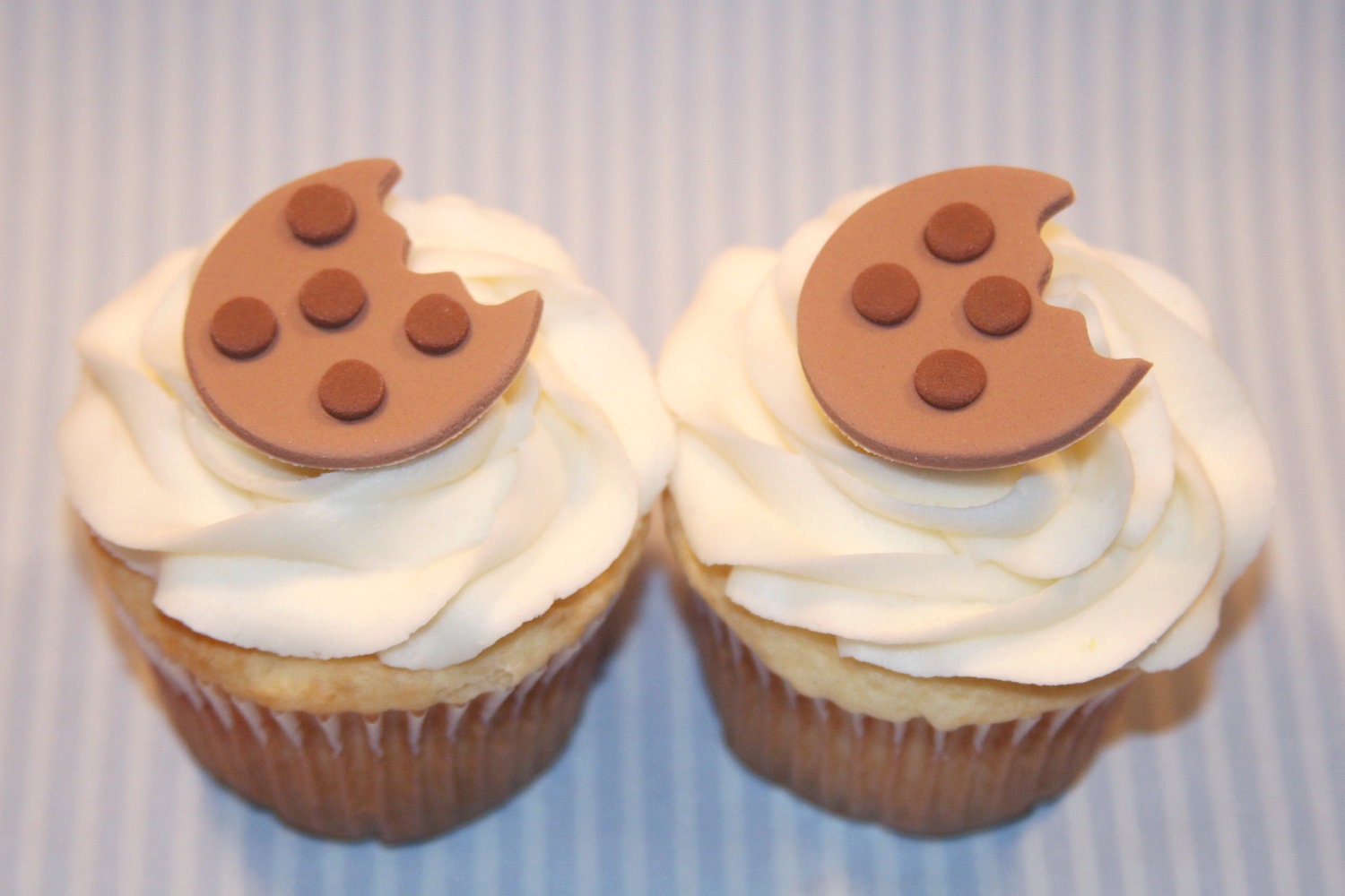 Fondant cupcake toppers Mini Chocolate chip Cookies