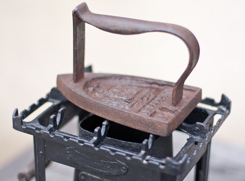 Antique French Sad Iron and Antique Kerosene Iron Heater Flat Iron Rustic Houseware Country Vintage Industrial Home Decor elitett tbteam