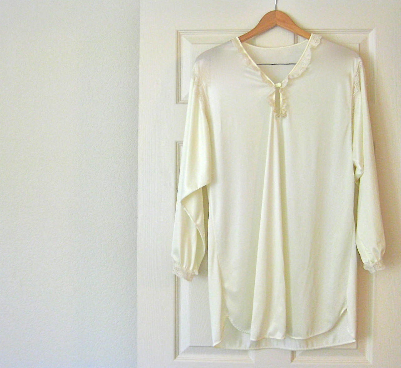 1970s Vintage Pale Yellow Peasant Nightshirt
