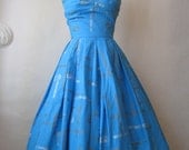 vintage 1950s dress. 50s hawaiian full skirt dress. tiki sculpted petal bust.