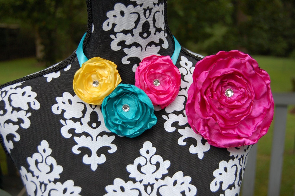 Atutudes Country Chic Handmade Floral Rose Necklace
