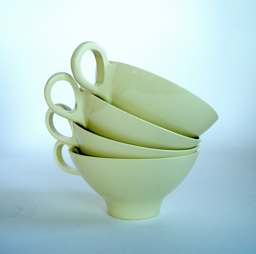 Melmac Coffee Cups Vintage Boontonware Pale Yellow Coffee Tea Cups Melmac Set of Four 1950s Mid Century Modern Dinnerware