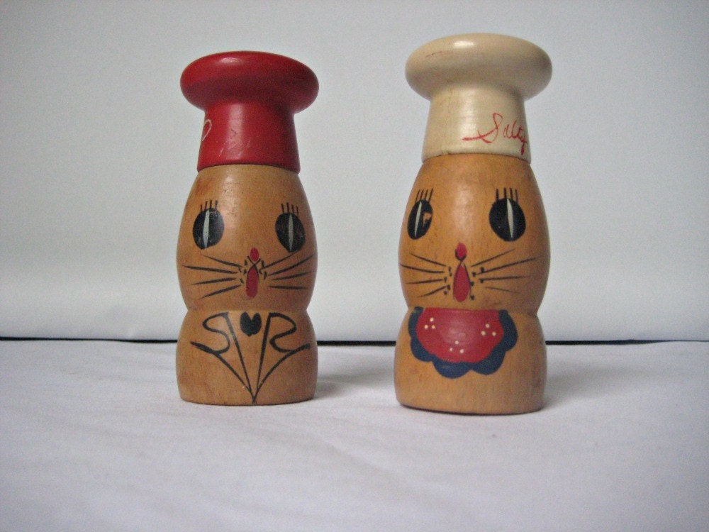 Vintage 40's Bunny Salt and Pepper Crackers