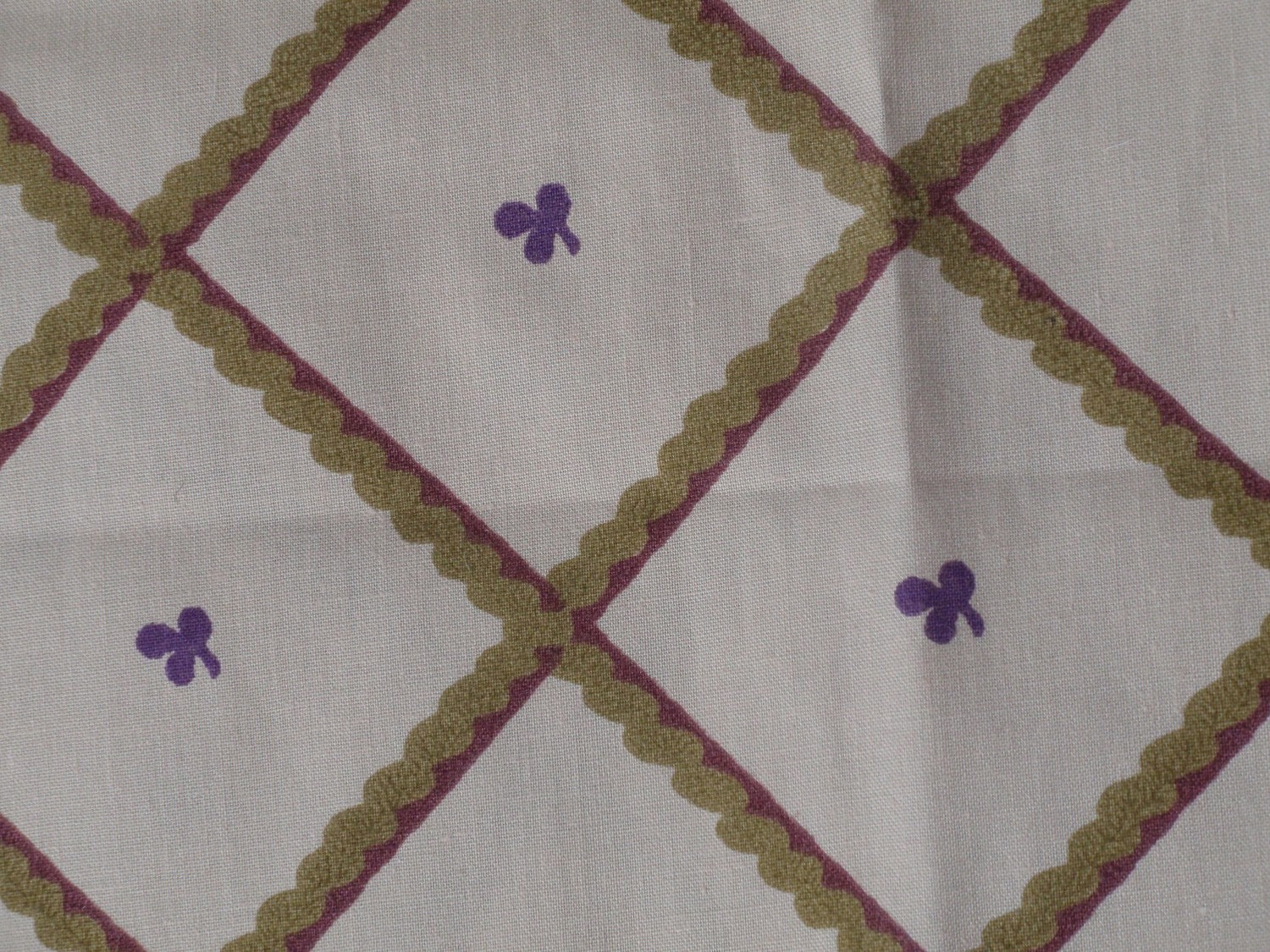 SALE--Royal Lattice Vintage Fabric Fat Quarter