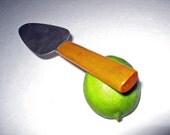 vintage BAKELITE handle pie server Butterscotch Batz Bakery 1950s