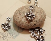 20 pcs of Tibetan Silver  Fleur De Lis Royal Decoration Charms D57-Rd