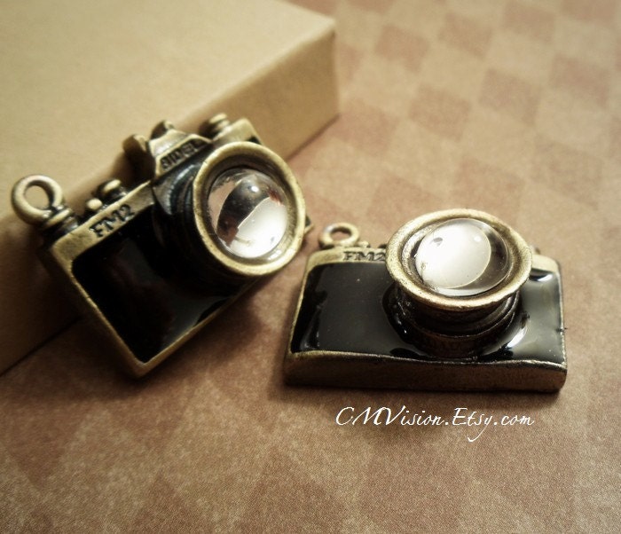 SALE 1pc of Painted 3D Unique Camera  Photographer, Travel, Charm Pendant Drop Gs