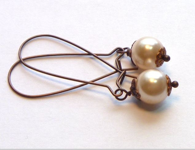 Vintage Pearl Earrings.  Dangle Earrings.
