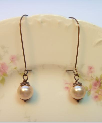 Vintage Pearl Earrings.  Dangle Earrings.