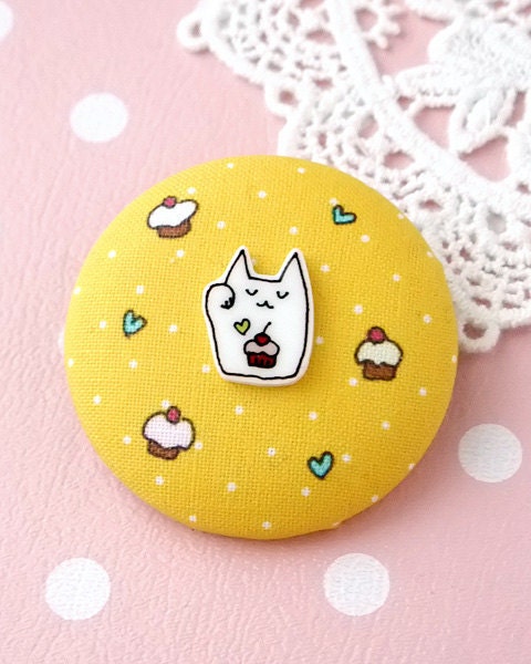 Lucky cat macaron brooch - cupcake