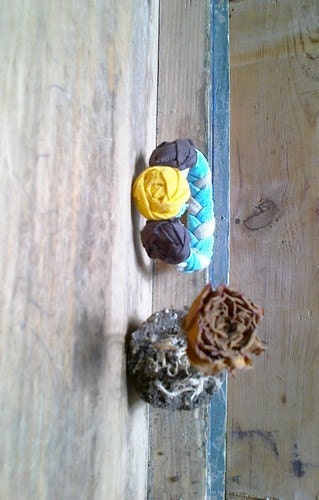 BRACELET. KNITTED BRAID. Three rosettes