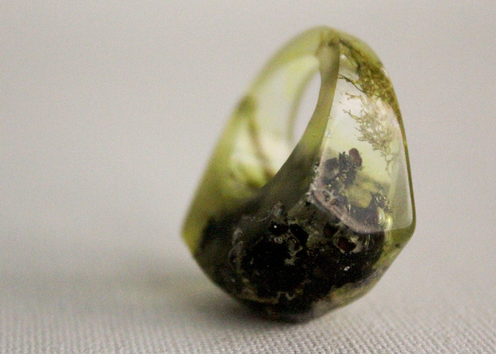 Lichen and moss eco resin ring with soft rectangular facets.