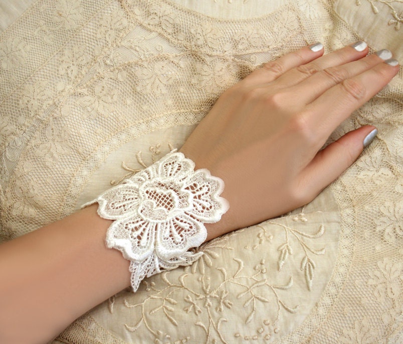 lace bracelet cuff -ROSA- (vintage ivory)
