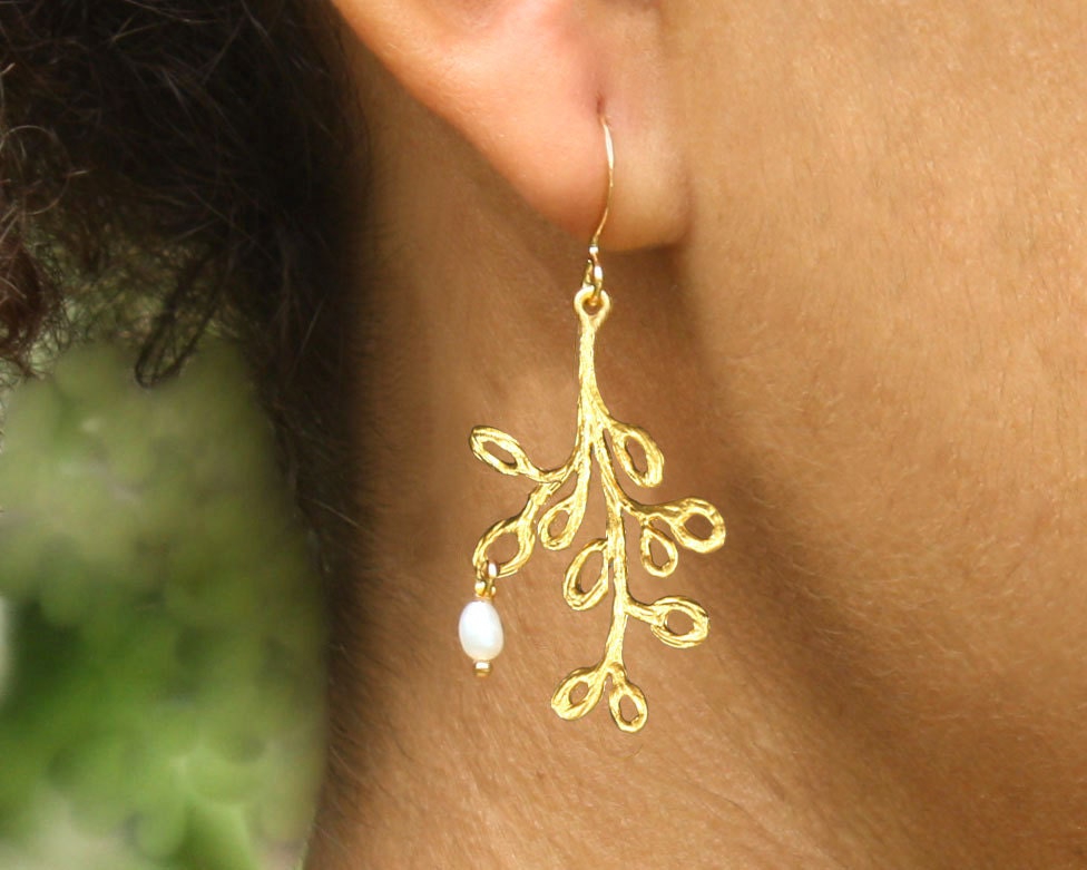 SALE Tree of life Pearl of wisdom. Simple  tree earrings in gold with a single freshwater pearl (EG-157)