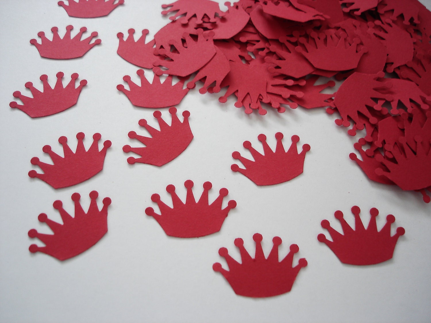 100 Red crown punch die cut cutout confetti scrapbooking embellishments - No785