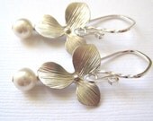 Silver floral earrings, Swarovski white pearls and silver flower earrings, Sterling silver earrings, bridesmaid earrings, Bridal earrings