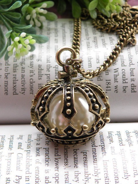 Pretty retro copper big king crown with bead like pearl necklace pendant jewelry vintage style