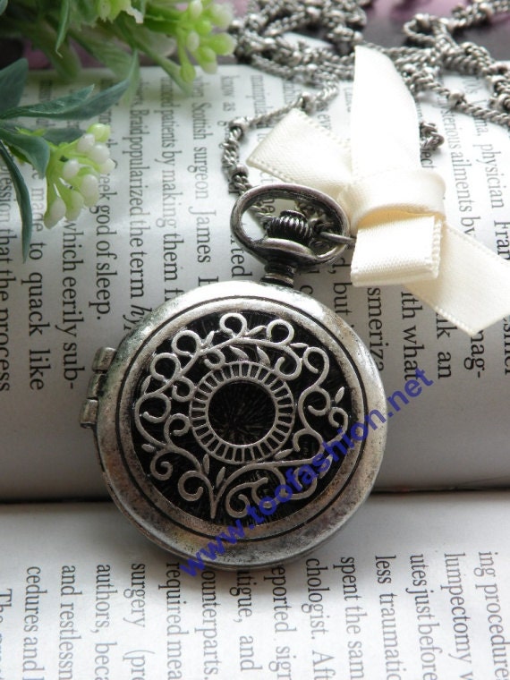 Pretty retro silver can open round photo locket with carved flowers patterns necklace pendant jewelry vintage style