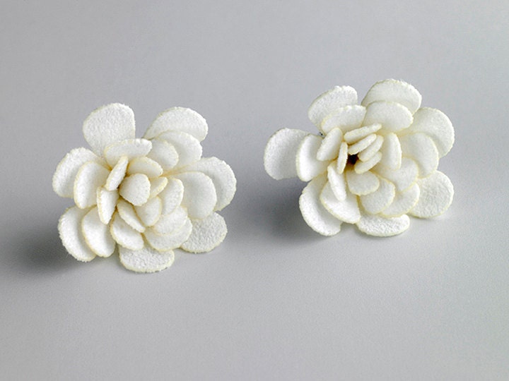 Silver Post Flower Earrings in Winter White Fabric, sz Medium