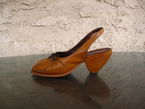 UNIQUE vintage MuSTaRD & GoLD TRIANGLE shoes 5.5 / 6