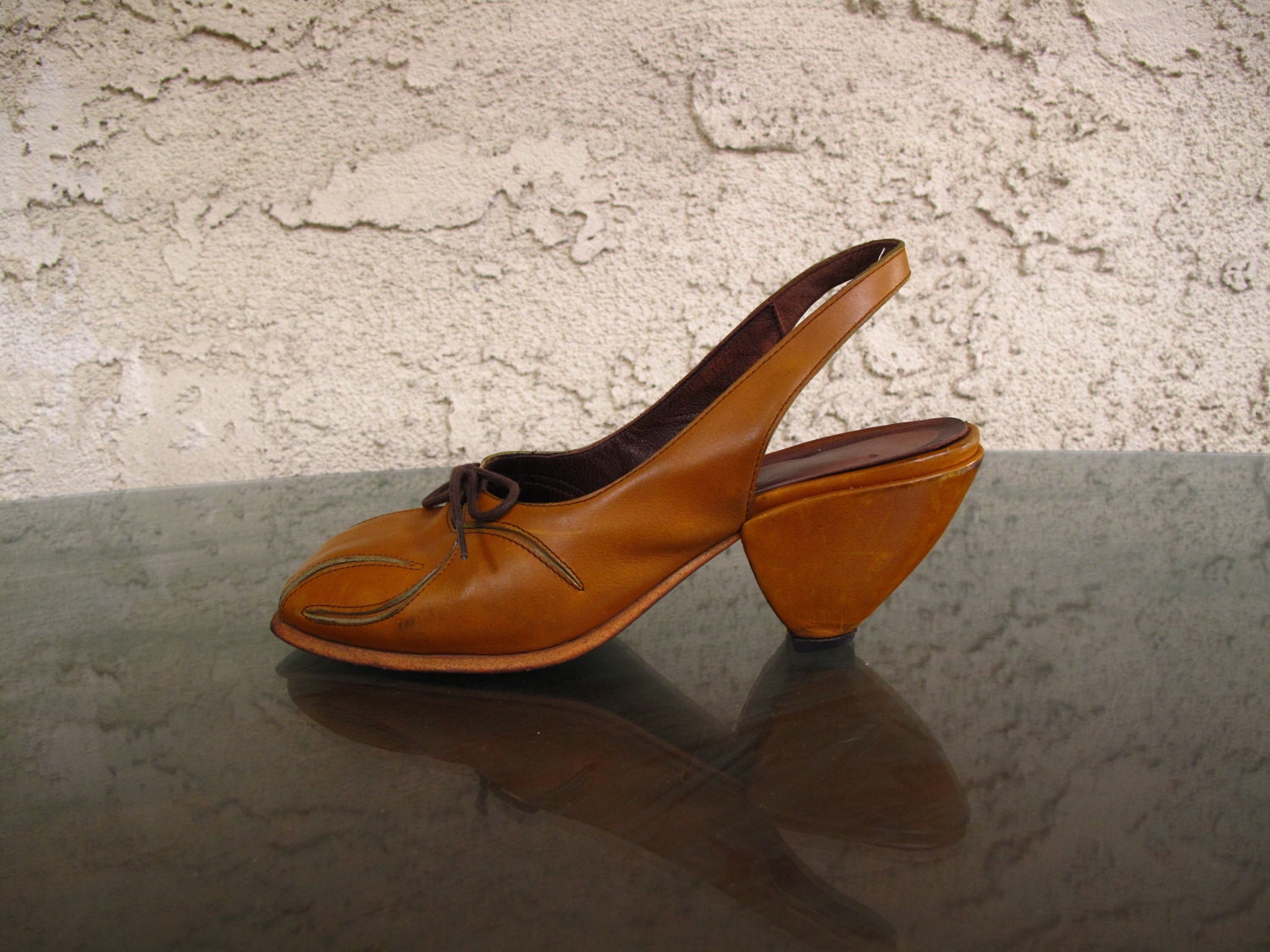 UNIQUE vintage MuSTaRD & GoLD TRIANGLE shoes 5.5 / 6