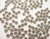 600 Daisy Flower SPACER Beads 4mm Tibetan Silver Tone