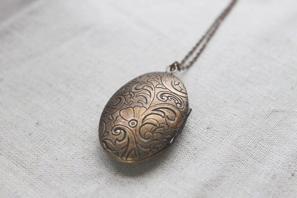 Antique style double side flower pattern oval Locket - S2182