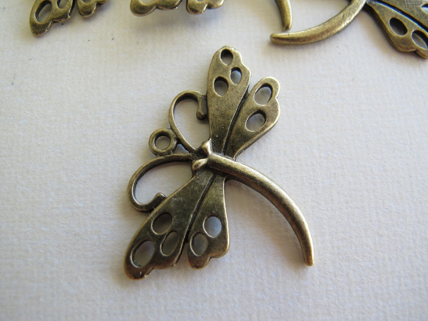 Antique Bronze Lovely Filigree Dragonfly Charms Pendant  (set of 4)