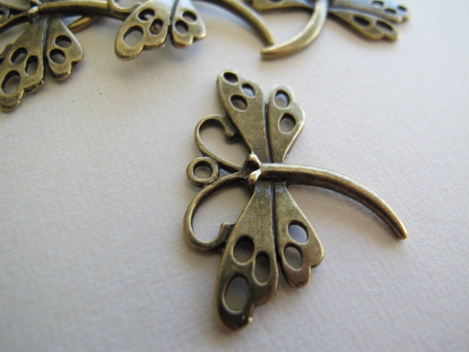 Antique Bronze Lovely Filigree Dragonfly Charms Pendant  (set of 4)